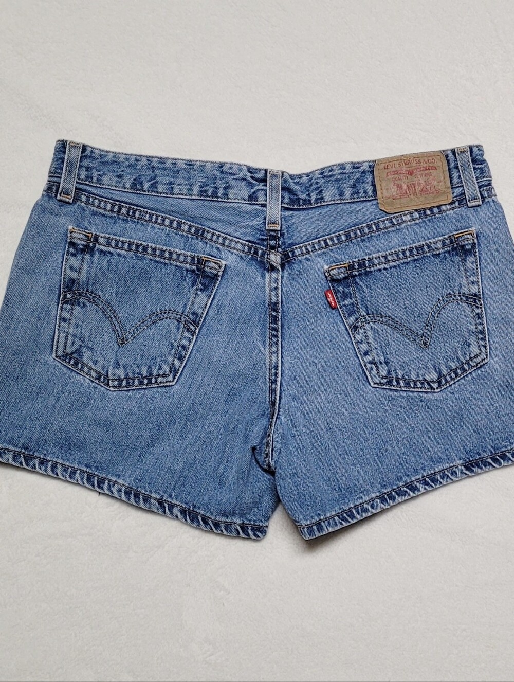 Levi's Vintage Y2K Mid-Wash Blue Cotton Denim Mid-Rise Red Tab Daisy Duke Shorts - Picture 4 of 9
